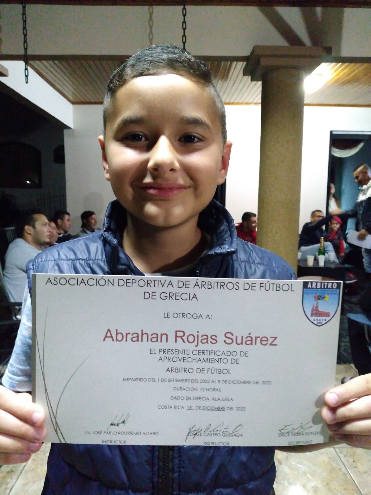 Abraham Rojas Suárez es un niño de 12 años de Grecia que ya se capacitó como árbitro de fútbol.