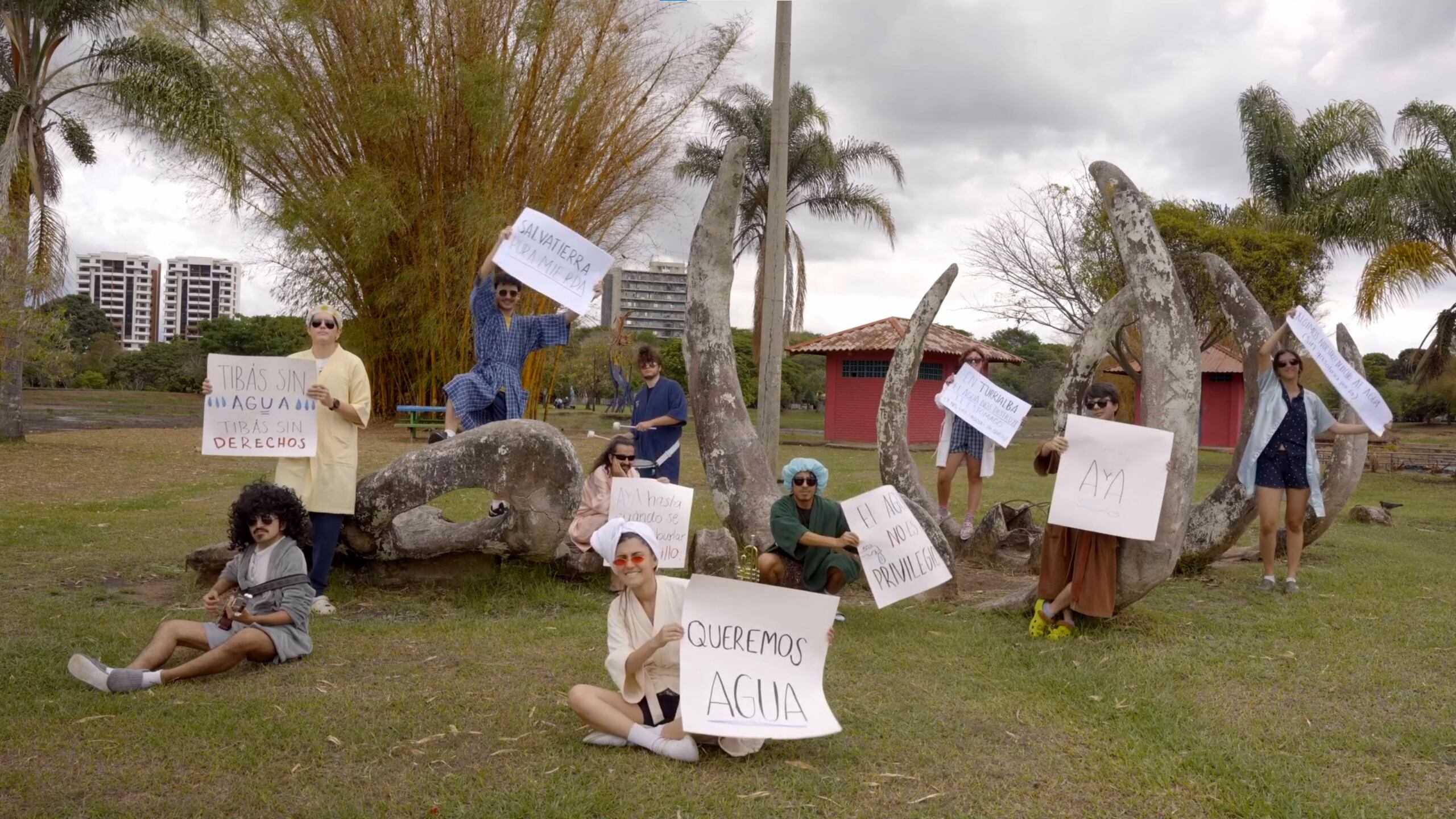 Un grupo de jóvenes, hartos de los racionamientos de agua hicieron una canción paseándose en el AyA.