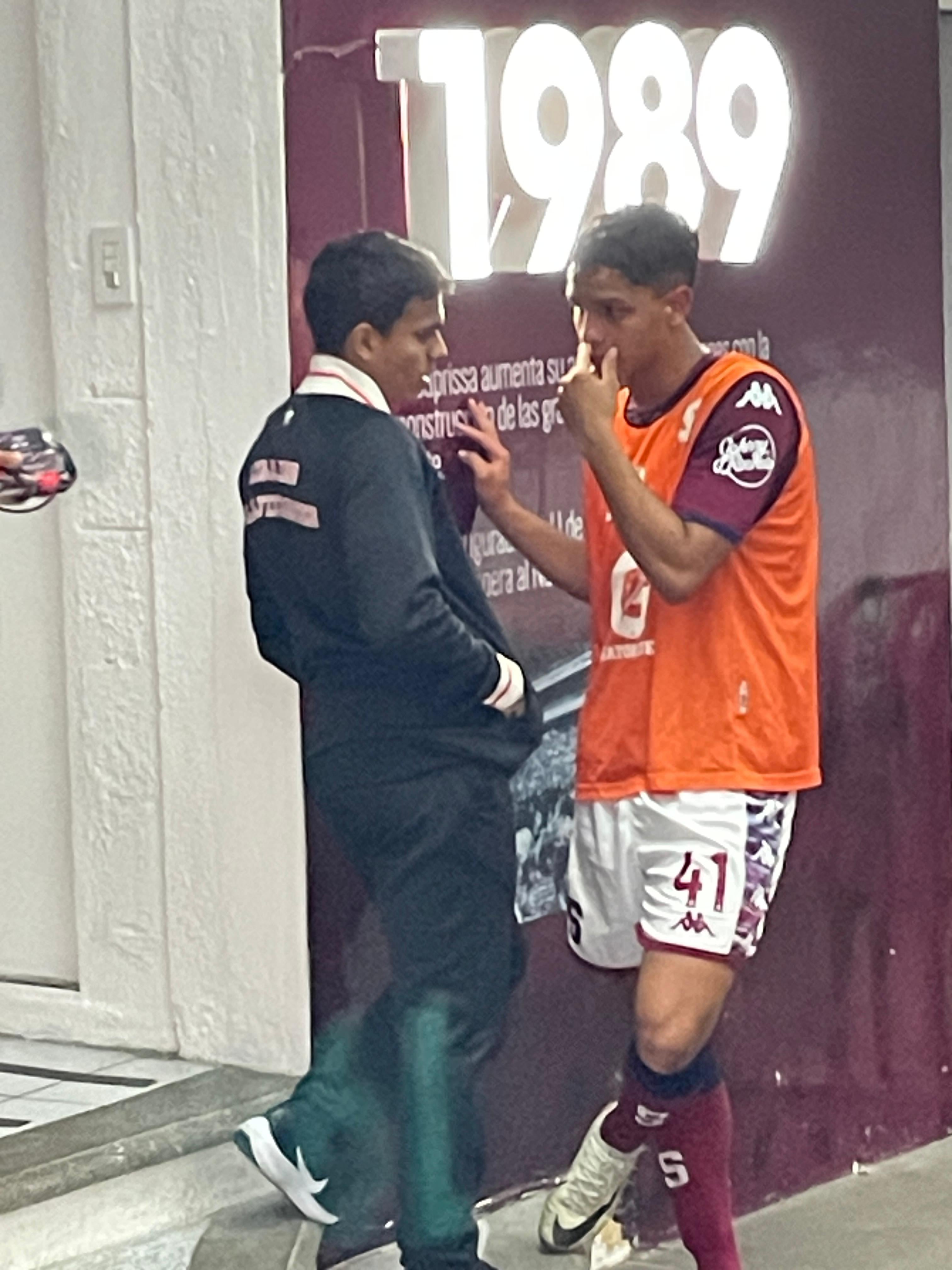 Warren Madrigal aplicó varias mañas para que la prensa no se diera cuenta de lo que hablaba.