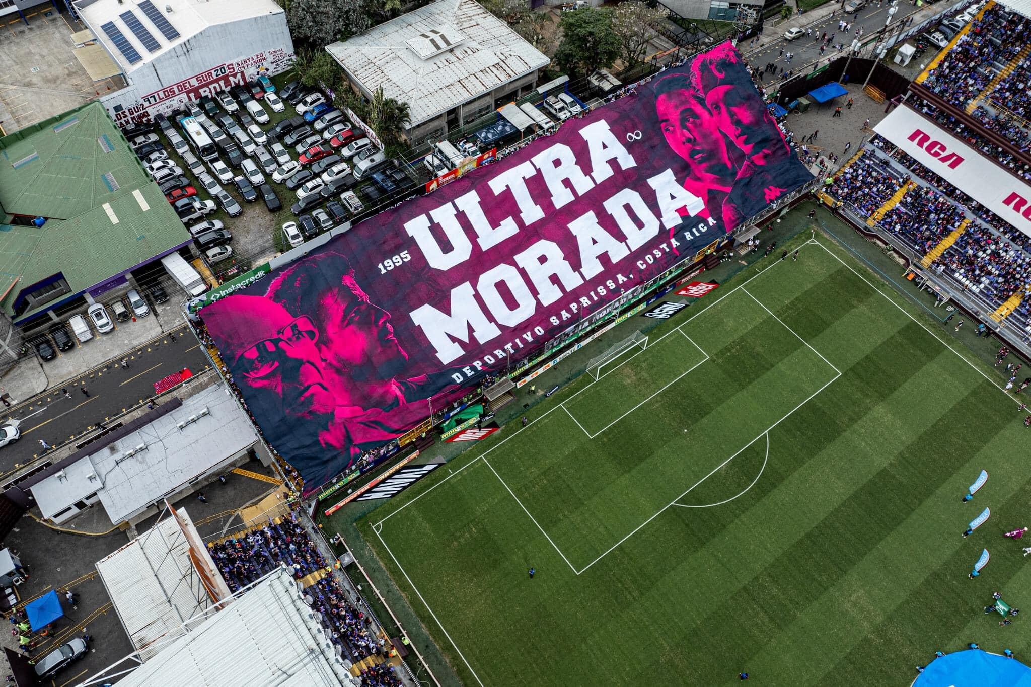 La Ultra Morada está celebrando sus 30 años de historia como barra oficial del Saprissa.