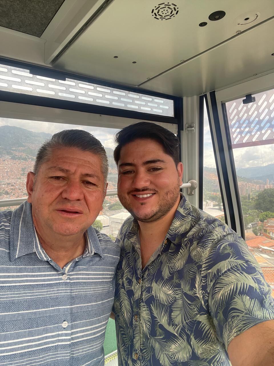 Jorge Rendón Gallego nació hace 31 años en el municipio de Guarne, el cual está ubicado en el departamento de Antioquia, Colombia. Su papá (don Jorge) lo enamoró del fútbol y juntos alimentaron la pasión viendo al Atlético Nacional hacer goles en el estadio Atanasio Girardot