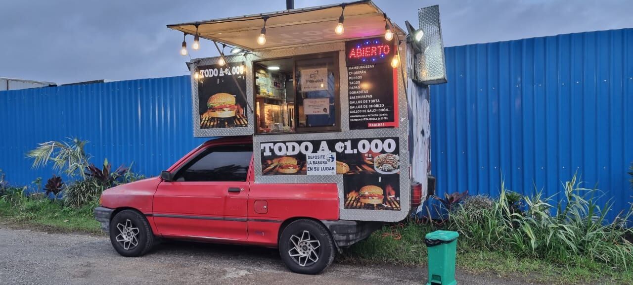 Don Rodrigo Maass Quesada y su esposa Marcia Zamora, son pulseadores que ahora abrieron un kiosquito de comidas que se llama Antojos de Maass