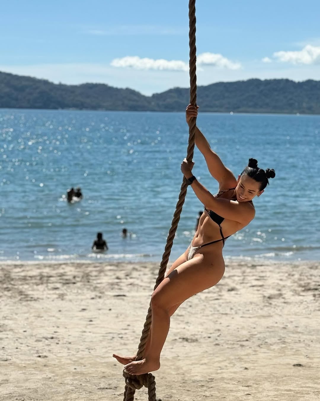 Debbie Soto, exesposa de Alonso Solís, deslumbró con su belleza en una mágica playa.