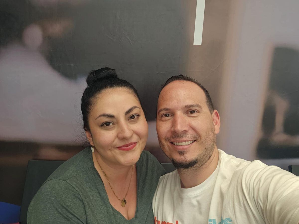 Alexander Pérez y su esposa vivieron momentos de angustia luego de que se les negó la entrada al país, a pesar de contar con la vacuna contra la fiebre amarilla.