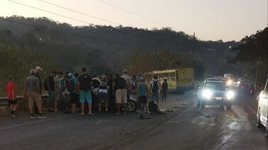 Violento choque entre carro y bus tuvo un desenlace fatal