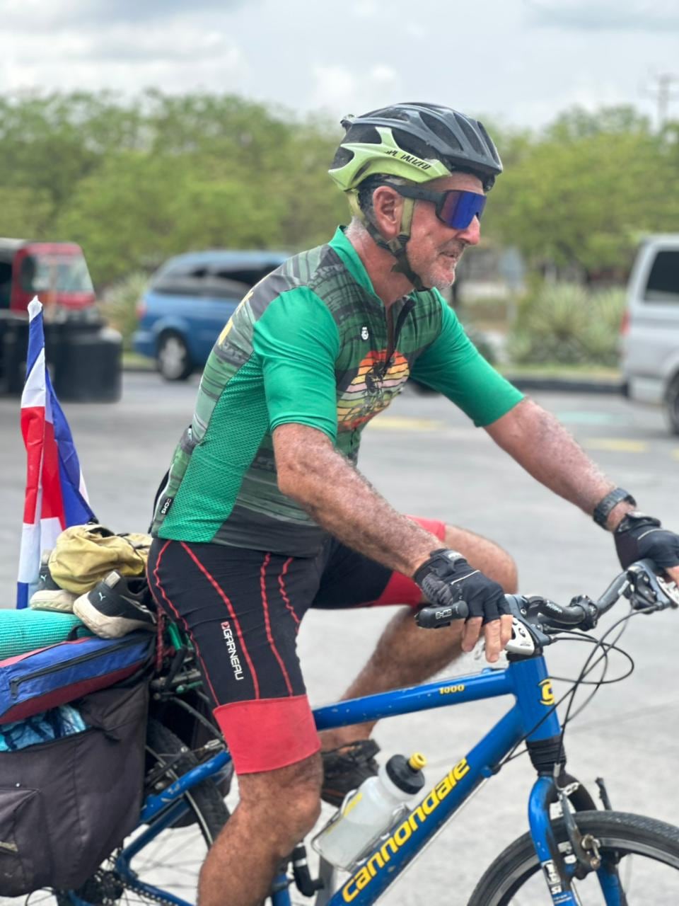 Hay sueños que no se pensionan jamás, que no entienden de edad ni de golpes de la vida. El de Marco Luis Benavides Segura, conocido como “Makey”, es uno de esos. Llegar al mundial 2026, a México, en bicicleta desde Esparza