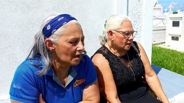Dos hijas le dieron una serenata muy especial a su mamita en el cementerio