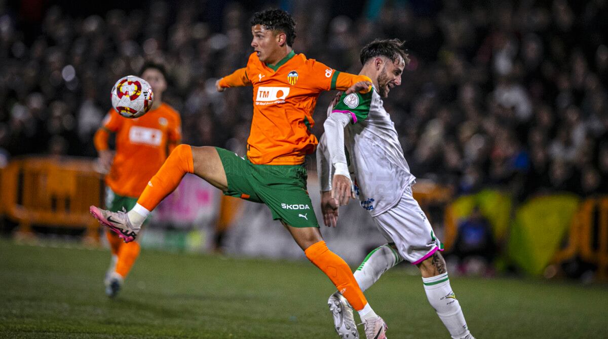 Warren Madrigal con el Valencia, partido contra el Parla Escuela