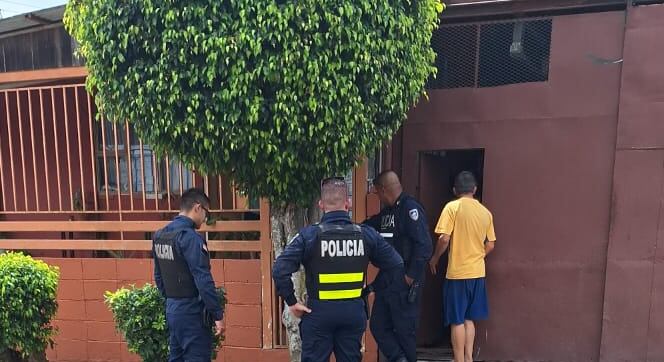 Los vecinos de una comunidad en Desamparados encontraron el feto de un bebé en un caño.