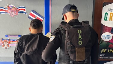 Detienen a sujetos que lanzaron armas de alto poder desde carro mientras huían de la Policía