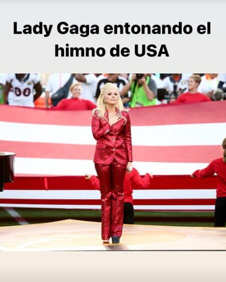 Karol G y otras cantantes cantando el himno nacional de su país