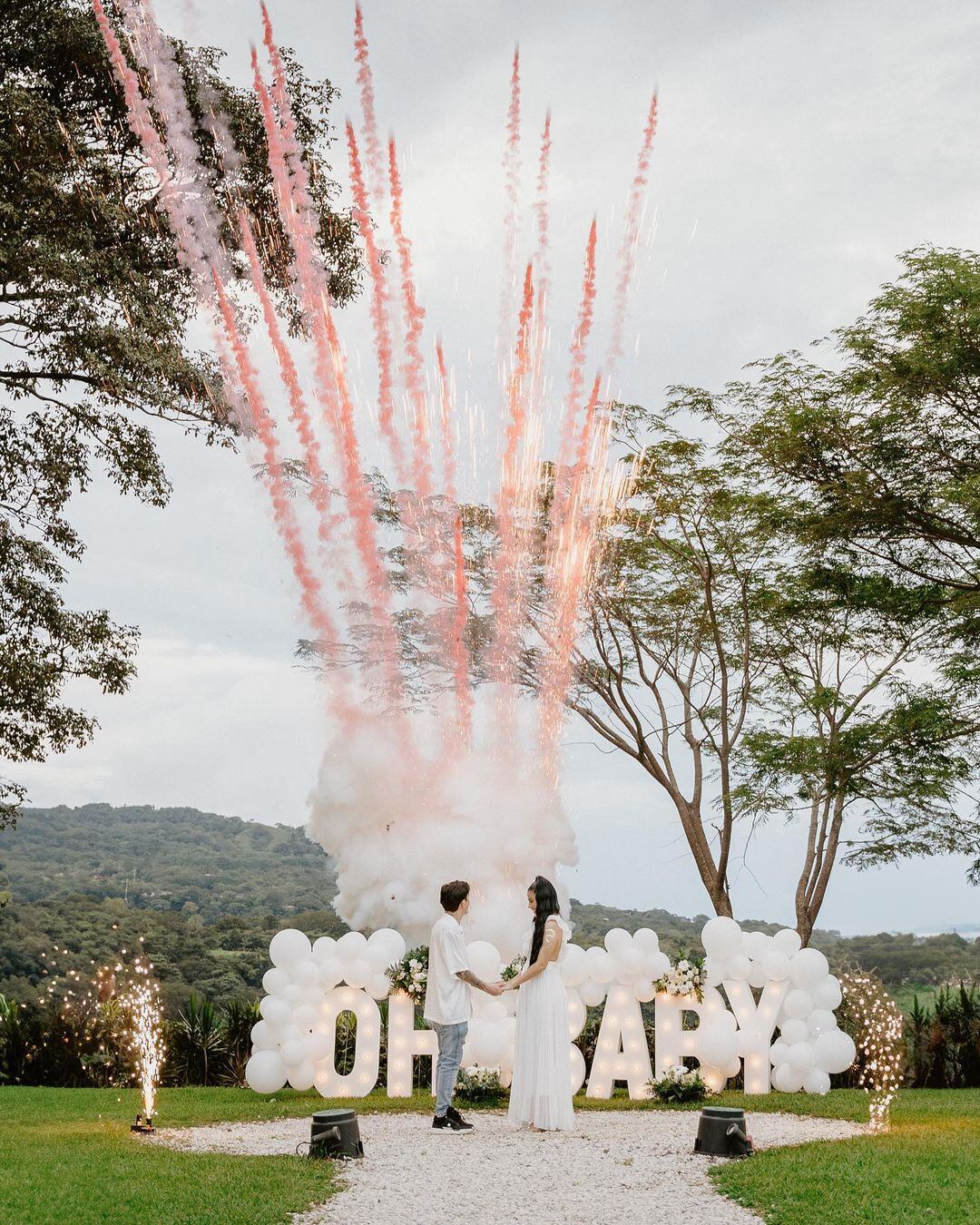 La modelo Brenda Muñoz y su novio Danny Gómez, piloto de carreras, en la revelación de sexo de su bebé.