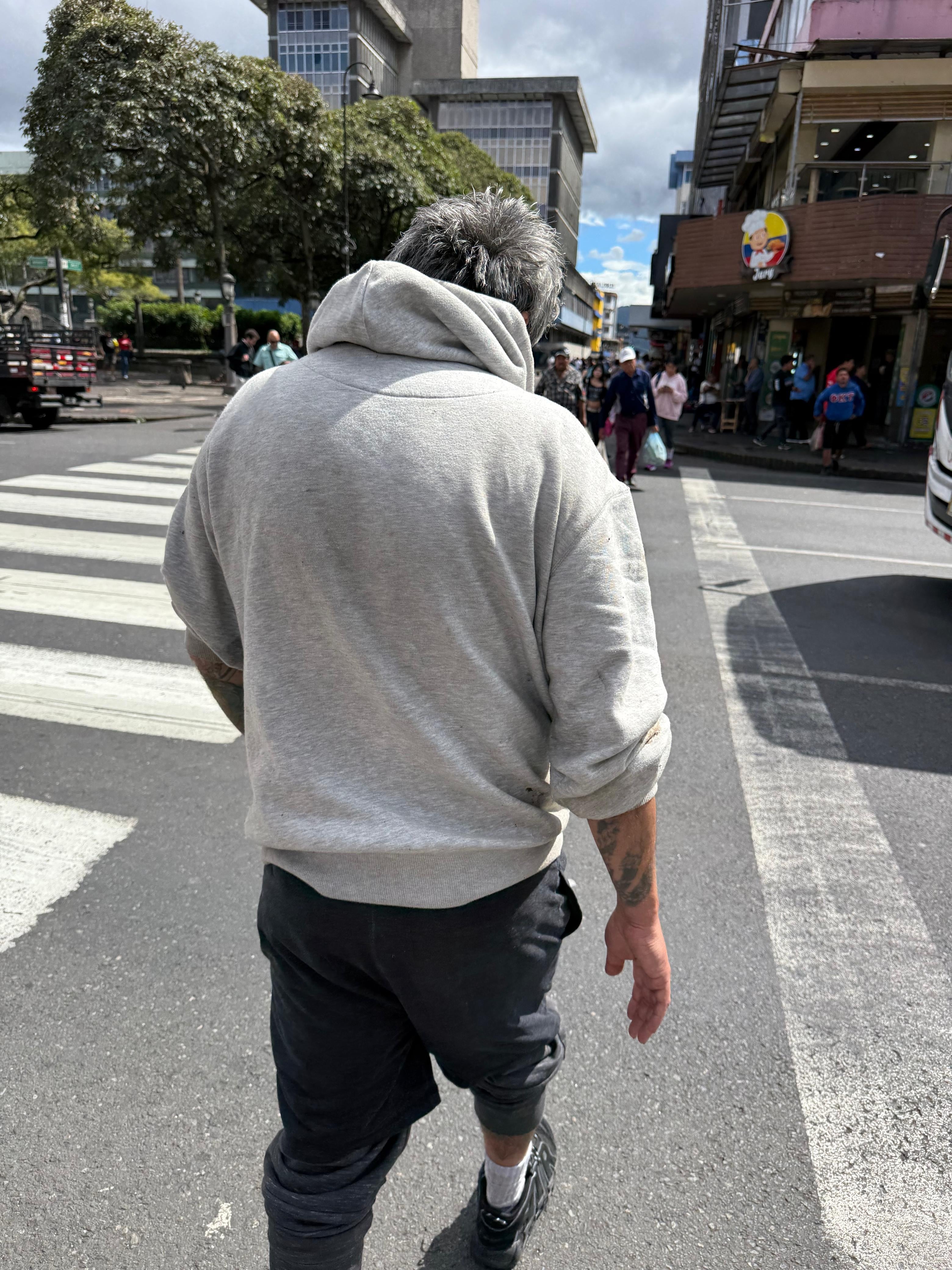 लुईस लोरेटो, लोरिटो म्हणून ओळखले जाते, माजी व्हीएम लॅटिनो प्रस्तुतकर्ता, सॅन जोसच्या मध्यभागी झोपलेले असताना ला तेजाशी बोलले.