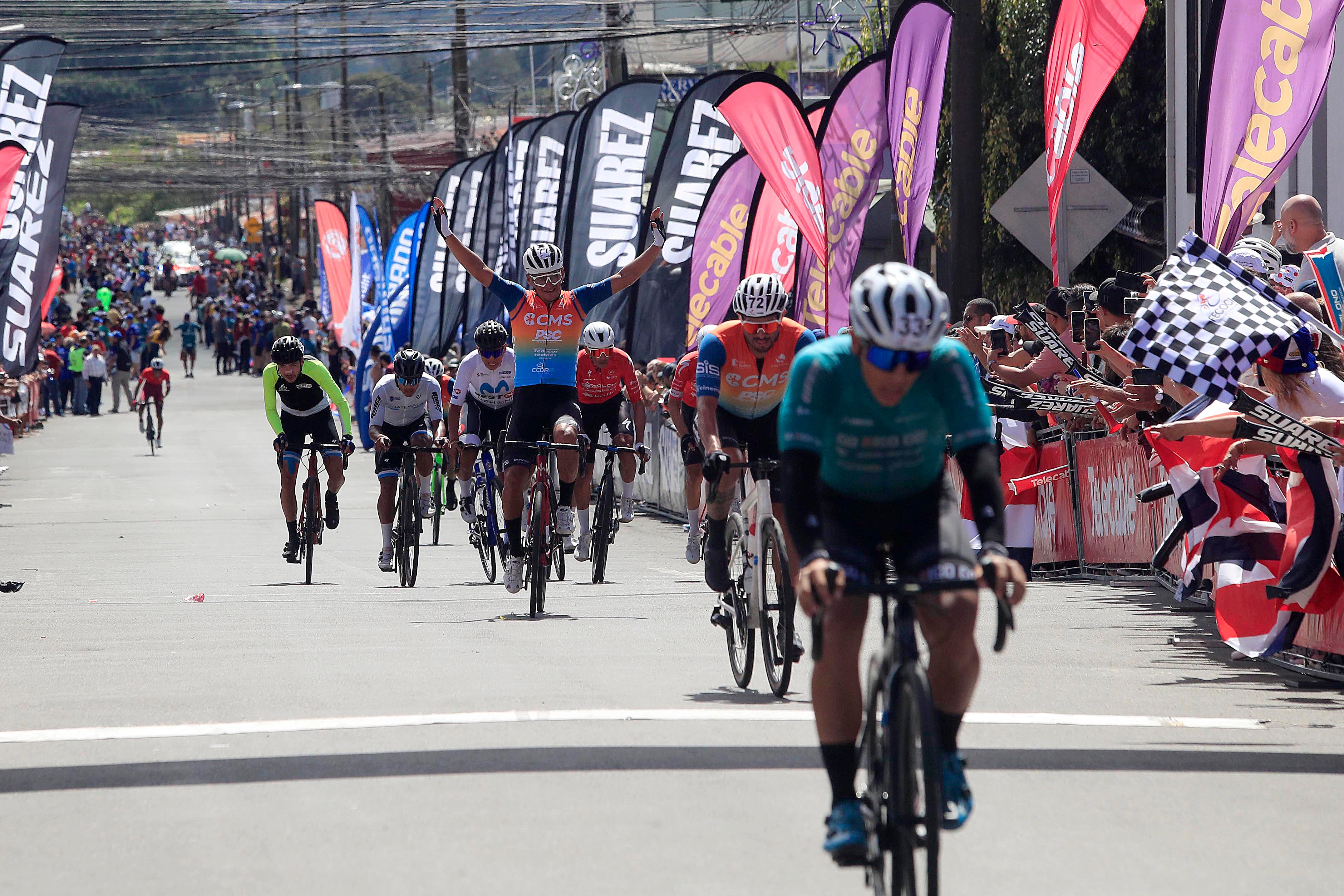 23/12/2023 San Rafael de Oreamuno. Llegada a meta de la octava etapa de la 57 Vuelta Ciclística a Costa Rica. La caravana de ciclistas llegó desde Pérez Zeledón en un espectacular recibimiento.