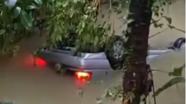 Un carro estaba en el garaje y terminó dentro de un río por la fuerza de las inundaciones