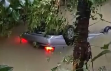 La fuerza de la corriente provocada por las inundaciones en Siquirres arrastró un vehículo que se encontraba dentro del garaje de una vivienda y lo hizo caer a un río. Foto: Captura de video