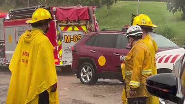 Envían al hospital a hombre que quedó atrapado por un terraplén
