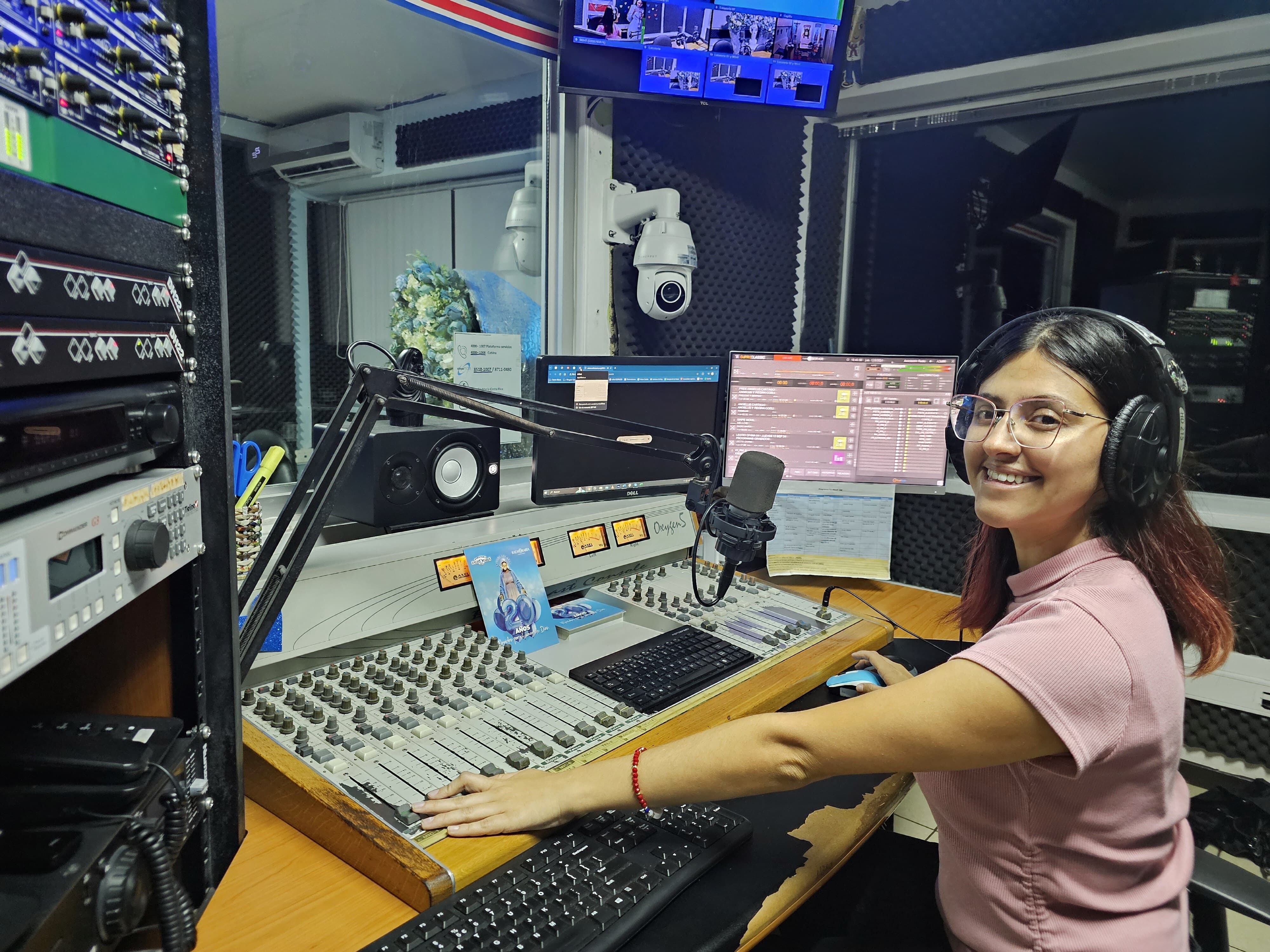 Laura Porras es locutora de Radio María Costa Rica, emisora que este año celebra 20 años de estar al aire en el país.