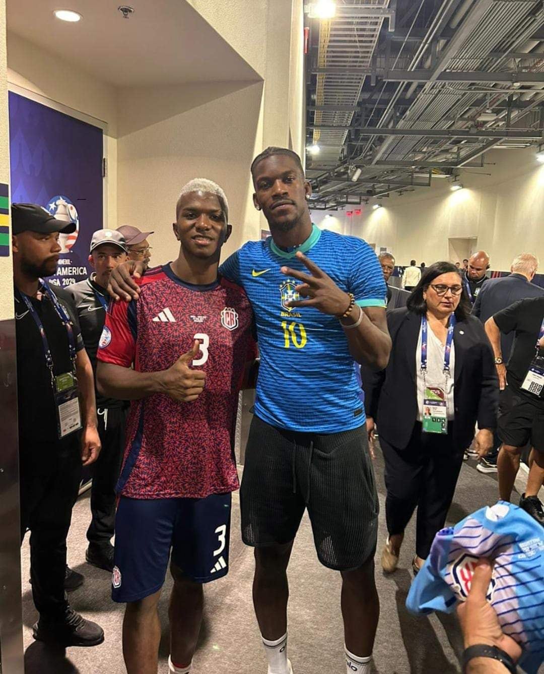 Jeyland Mitchell, se llevó un recuerdazo con Jimmy Butler, estrella del Miami Heat en la NBA. Foto: Twitter