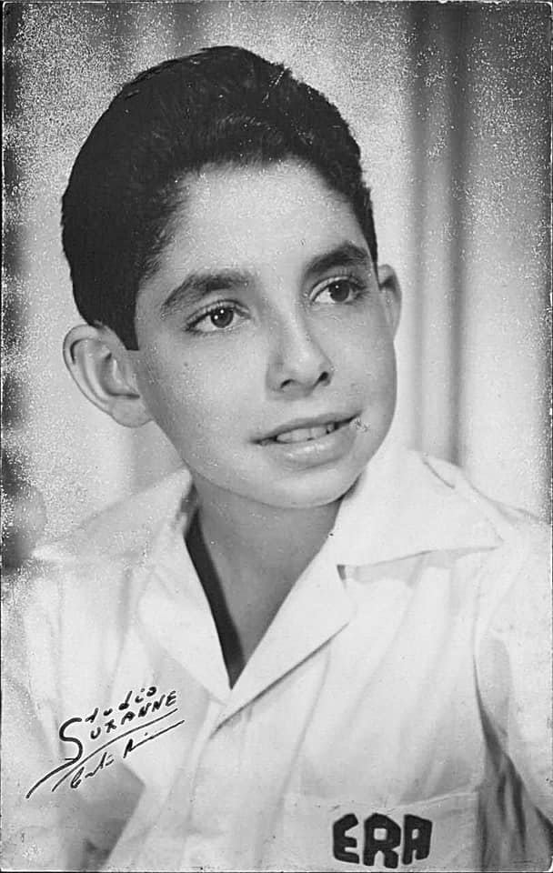 El expresidente Óscar Arias Sánchez, publicó una foto el 9 de noviembre del 2021, en la cual sale él junto a una niña, cuando fue presidente entre 1986 y 1990, pero no sabe quién es la niña y le gustaría encontrarla.