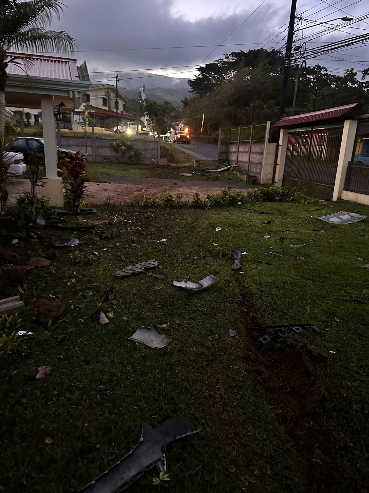 Accidente en San Gerardo de Ciudad Quesada, carro contra casa