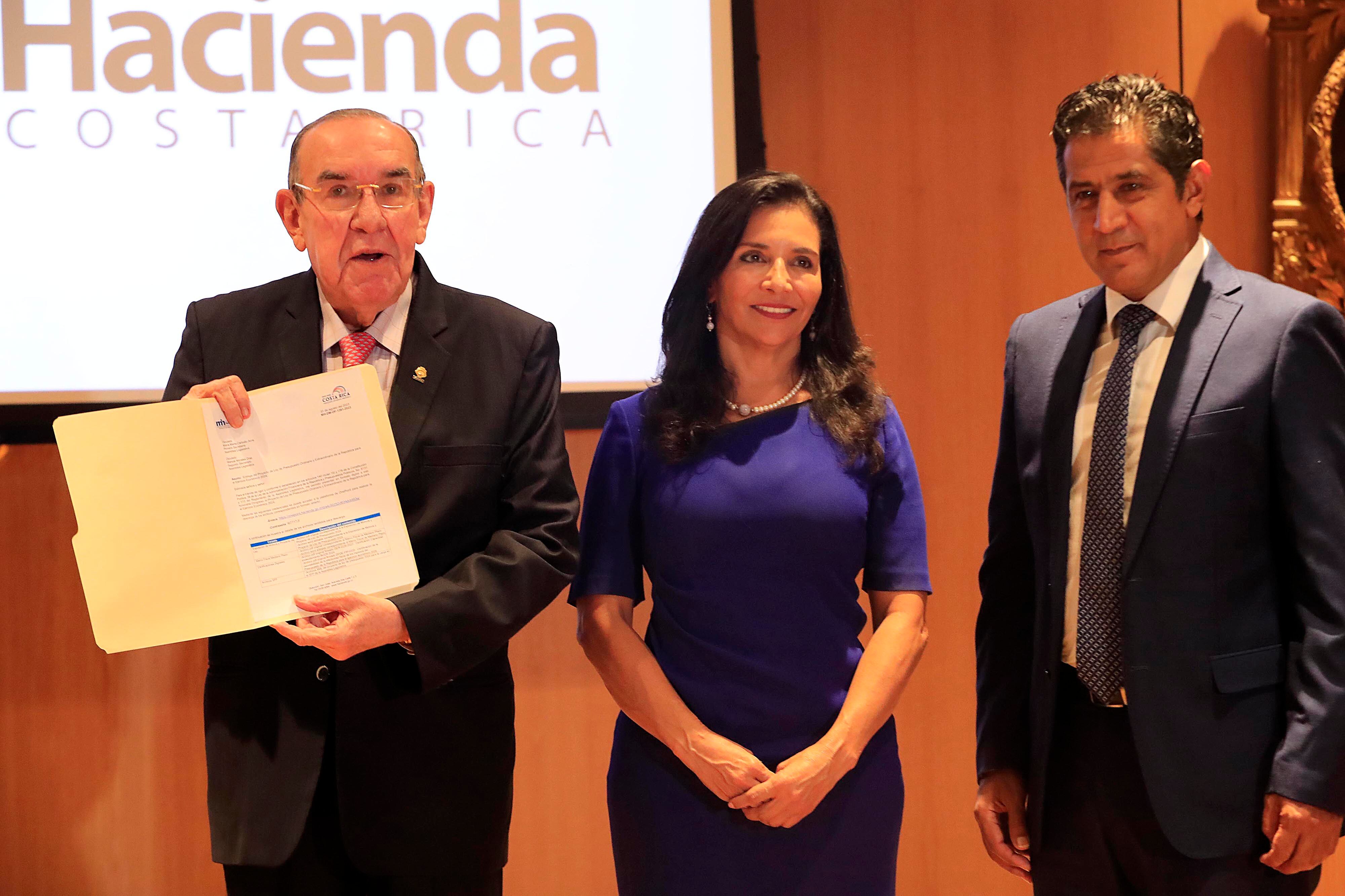 01/09/2023     Asamblea Legislativa. El ministro de Hacienda, Nogui Acosta, presentó el Proyecto de Ley Presupuesto Nacional 2024 al presidente de la Asamblea Legislativa, Rodrigo Arias, y a la presidenta de la Comisión de Hacendarios, Paulina Ramírez.