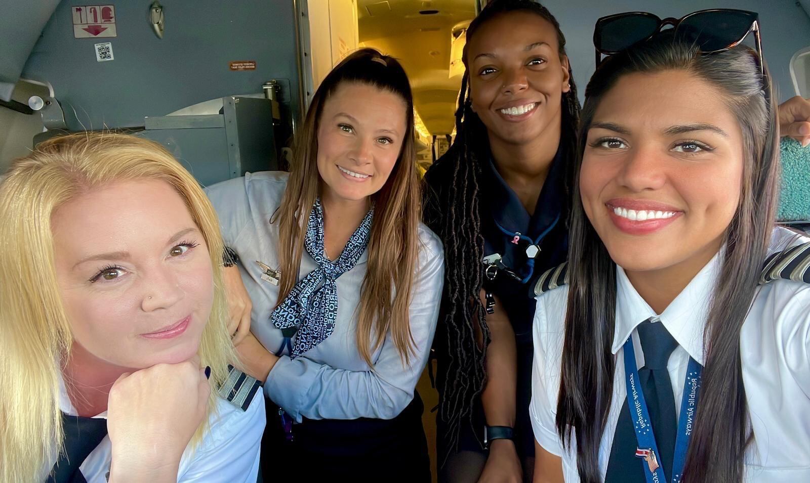 Andrea Campos es una piloto tica que está a puntos de volar un avión conocido como La Reina de los Cielos