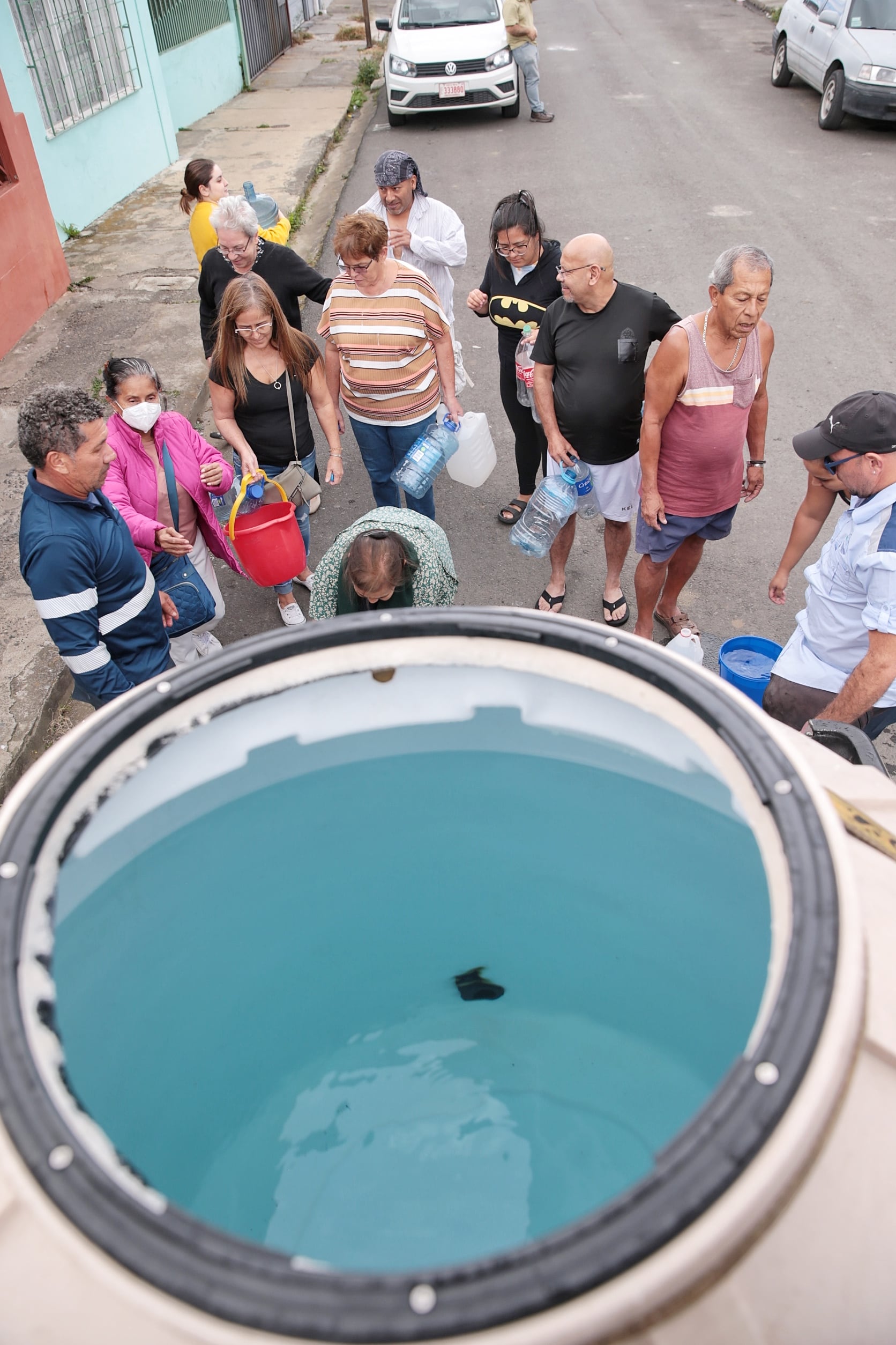 26/01/2024/ Contaminación del agua en Tibás, Moravia Guadalupe afecta a vecinos y comercio, funcionarios del A&A suministran agua en Calle Blancos / foto John Durán