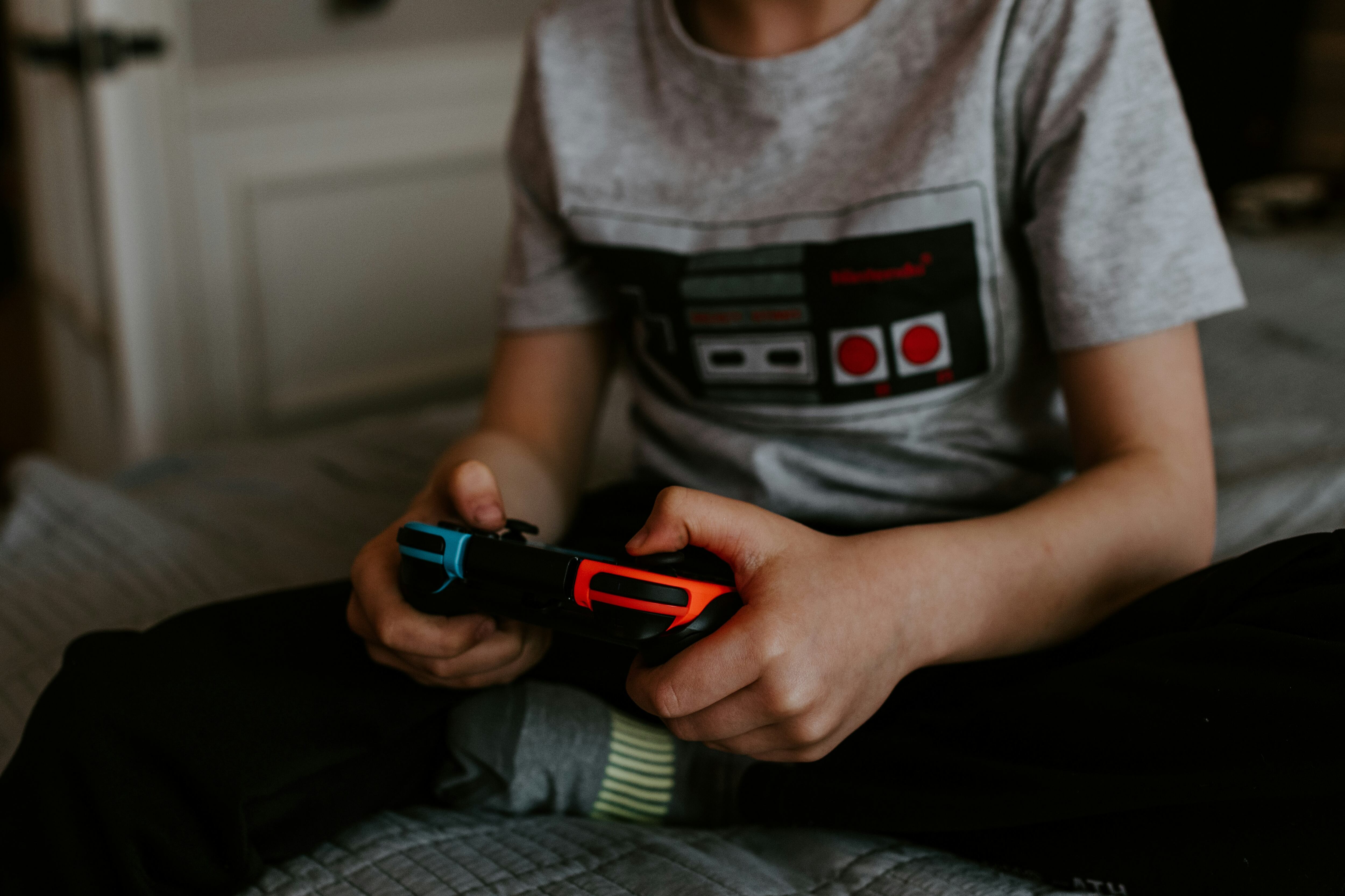Cuide a sus hijos y protejalos de los ambientes tóxicos de los videojuegos. Foto: Kelly Sikkema/Unsplash.