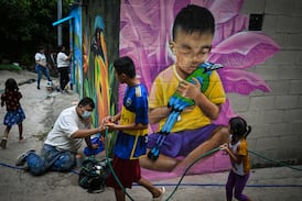 Salvadoreñas usan el arte para sanar las heridas que dejaron las pandillas