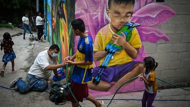Salvadoreñas usan el arte para sanar las heridas que dejaron las pandillas