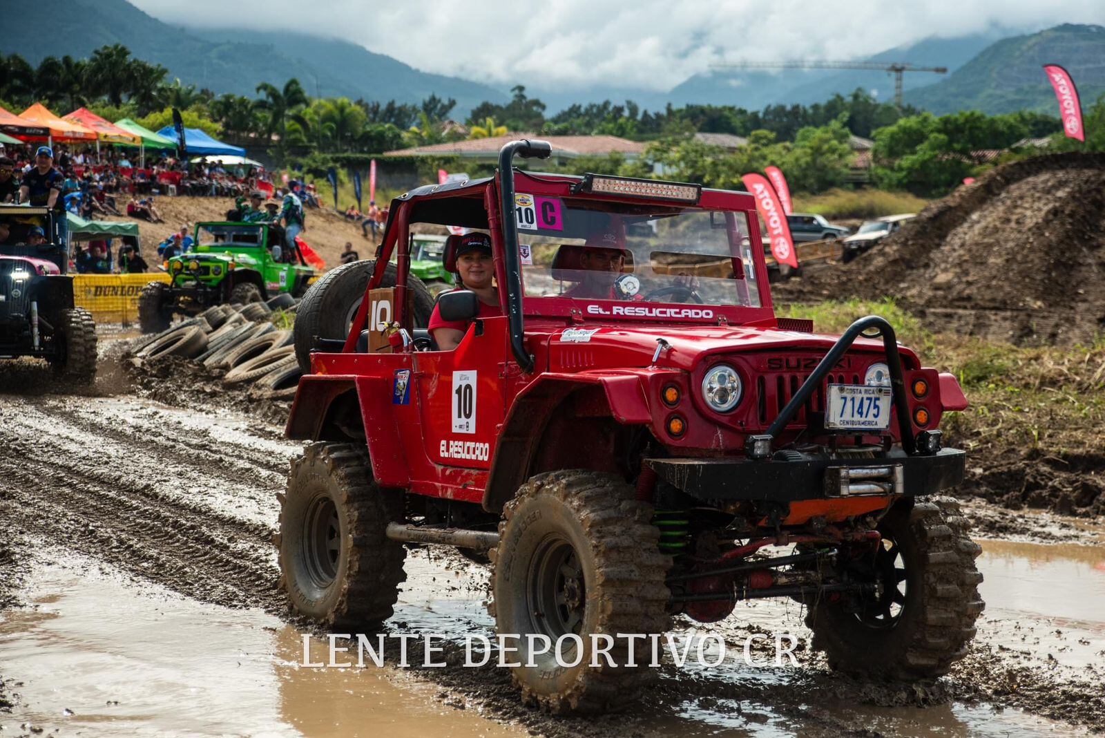 Don Gilbert Camacho y su hija Juliana Camacho la pasan de lo lindo en este Suzuki de 1977. Foto: Cortesía Juliana Camacho