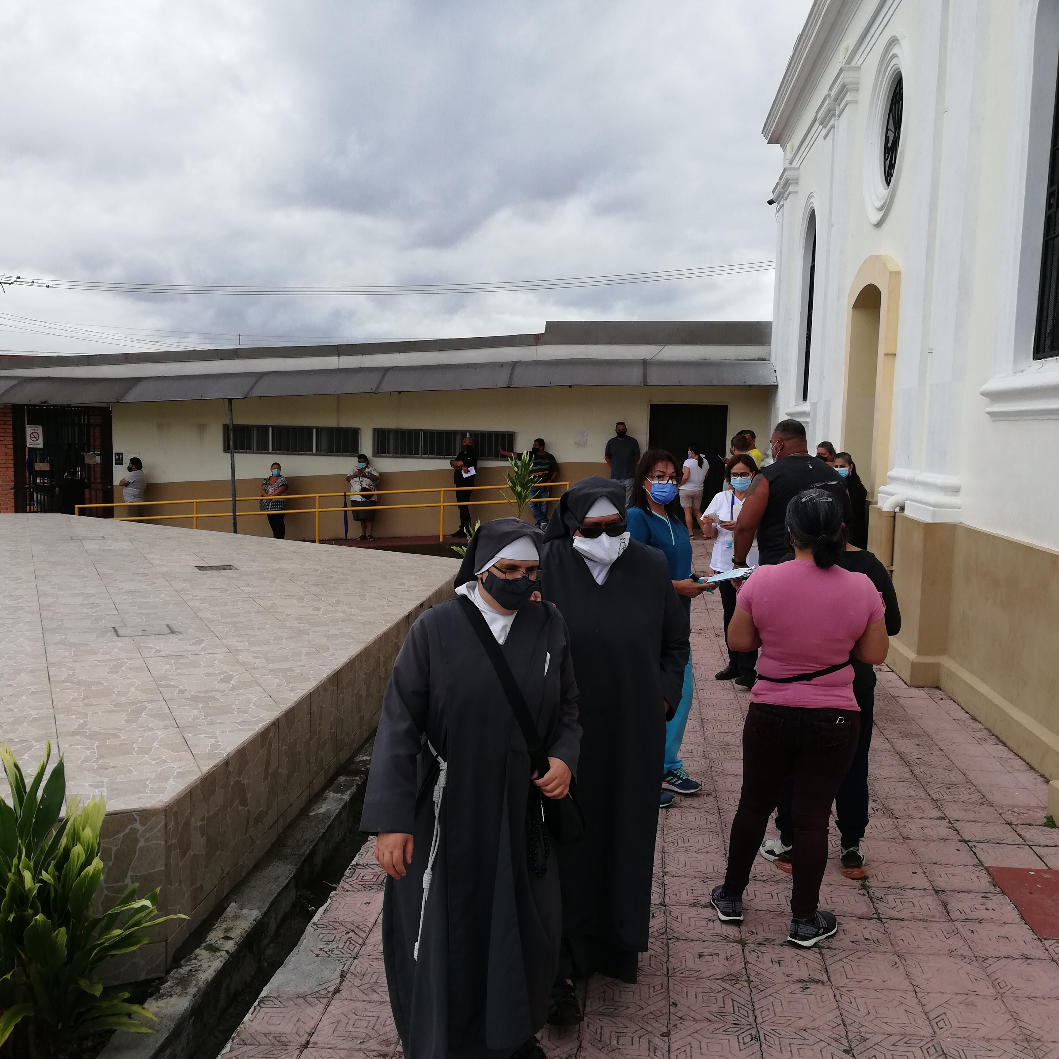 El Salón Parroquial de Alajuelita tenía, para este lunes 24 de mayo, cita de vacunación contra el covid-19 para 350 vecinos del cantón, por eso, desde buen temprano había filas largas. Don Don Bernardo Chinchilla Rosales de 65 años y su esposa Vanessa Prendas de 50 años, hicieron fila este 24 de mayo del 2021.