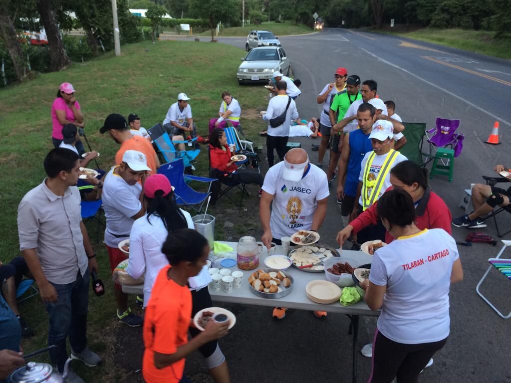 Con reuniones, grupos de WhatsApp bien activos y llamadas telefónicas, ya calientan motores tres de las romerías, hasta la basílica de nuestra señora de Los Ángeles en Cartago, más largas del país. En la foto, romeros que peregrinaron desde Tilarán en Guanacaste a Cartago