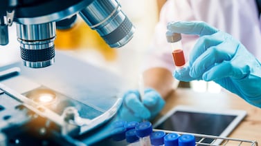 Nuevo estudio se inclina por la teoría de que el virus del covid-19 nació en un laboratorio