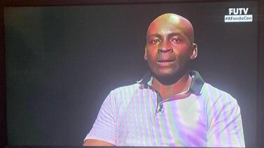 Vea, oiga y goce a Try Bennett cantando con una exchica de A todo dar