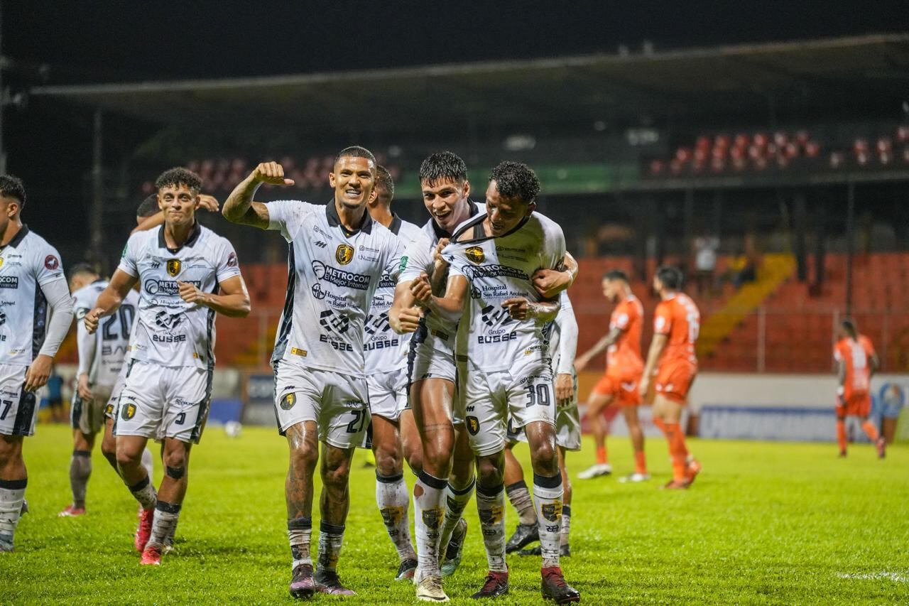 Johan Cortés trabajó en una piñera antes de jugar con el Municipal Liberia y Pérez Zeledón.