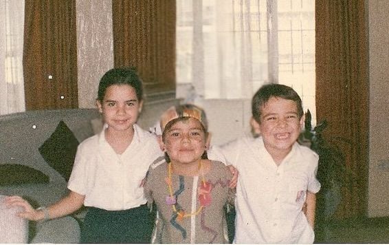 La doctora Layla Sarquis Hernandez emigró a Estados Unidos, ahí perdió el reconocimiento de su licenciatura y decidió no rendirse: hoy es autora, consultora y ejemplo del empuje tico. Escribió el libro “Rompiendo el ciclo de la Niña Buena: Deja de Complacer y Empieza a Vivir”.