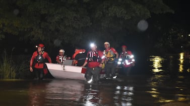 Niños se refugian en camarote tras inundaciones por temporal en Filadelfia, Guanacaste