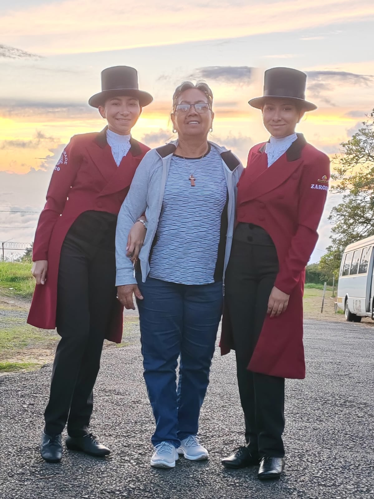 Sofía (19 años) e Indira (22 años) Leal Mora viven en barrio Panamá, en Santa Cruz de Guanacaste. Ambas están en la sección de vientos de la Banda de Zarcero, Sofía toca la flauta transversal e Indira el saxofón alto.