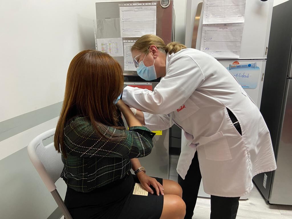 Inician vacuna bivalente en farmacias y clinicas privadas