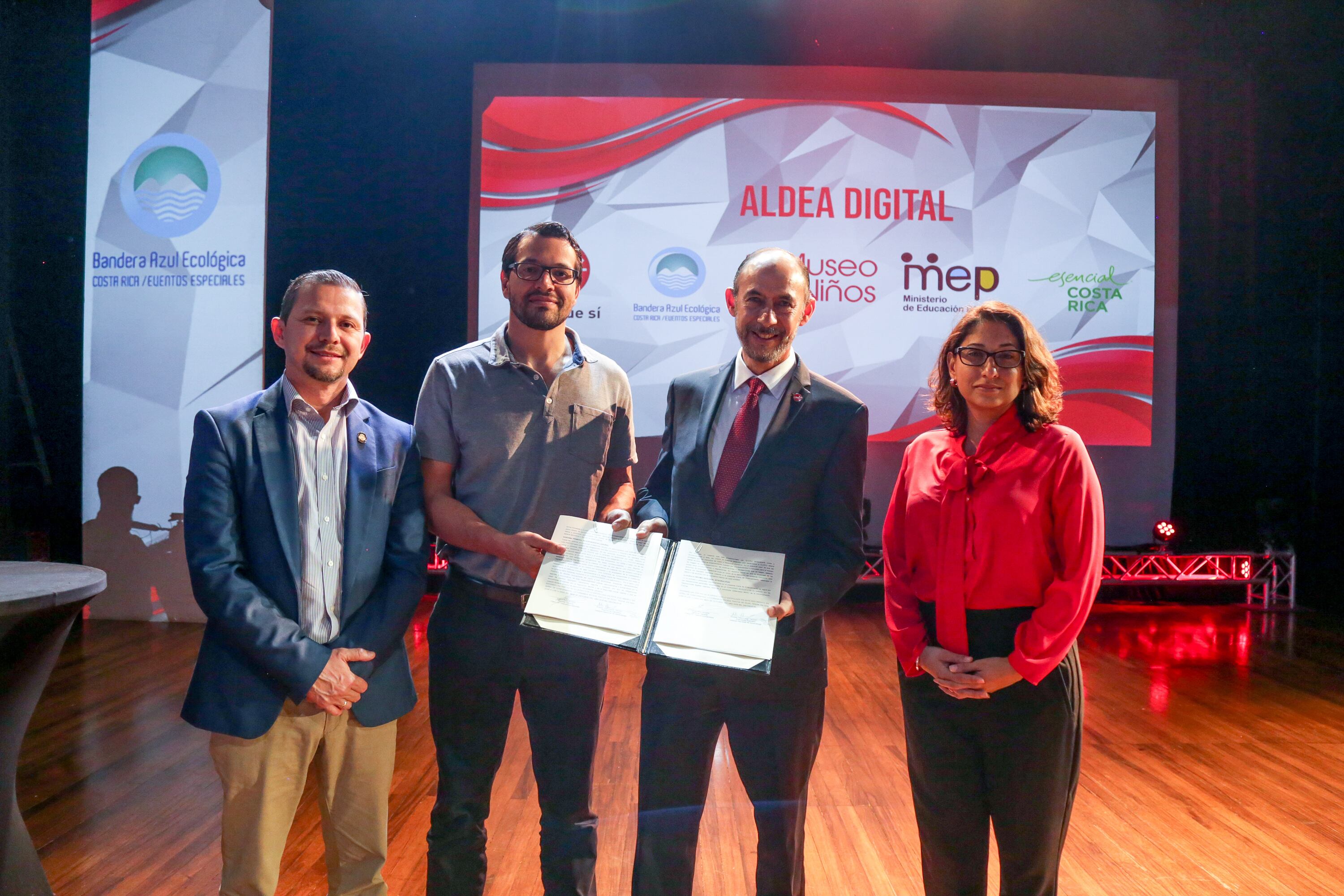 INA y Claro firman convenio para ofrecer 280 cursos gratuitos de capacitación en línea.