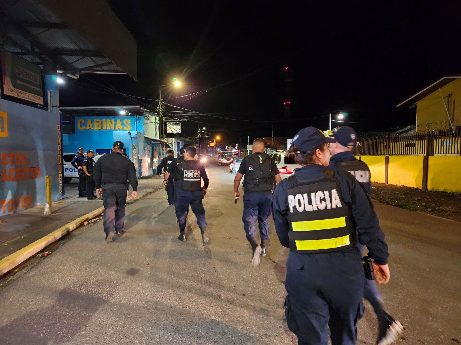 Un violento enfrentamiento entre migrantes y policías dejaron al menos 12 detenidos la tarde de este jueves en el campo ferial ubicado en la frontera de Paso Canoas. Foto: Andrés Ramírez