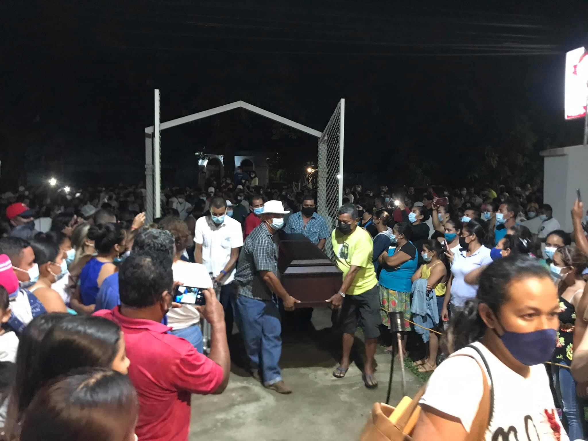 Funeral de padre y sus dos hijos que fallecieron a consecuencia de choque ocurrido en Cartagena de Santa Cruz. Foto cortesía Noti Cartagena.