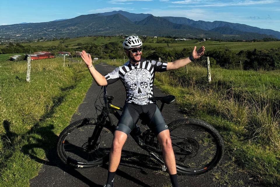 Yiyo Alfaro casi no cuenta su historia tras extraña bienvenida en Puerto Viejo.