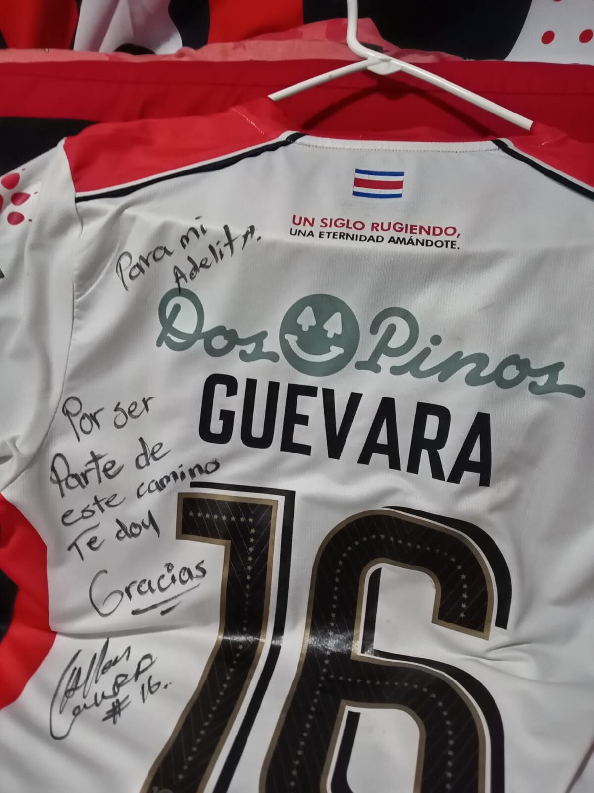 Adela Sorto, aficionada de Alajuelense y su casa que parece museo de la Liga