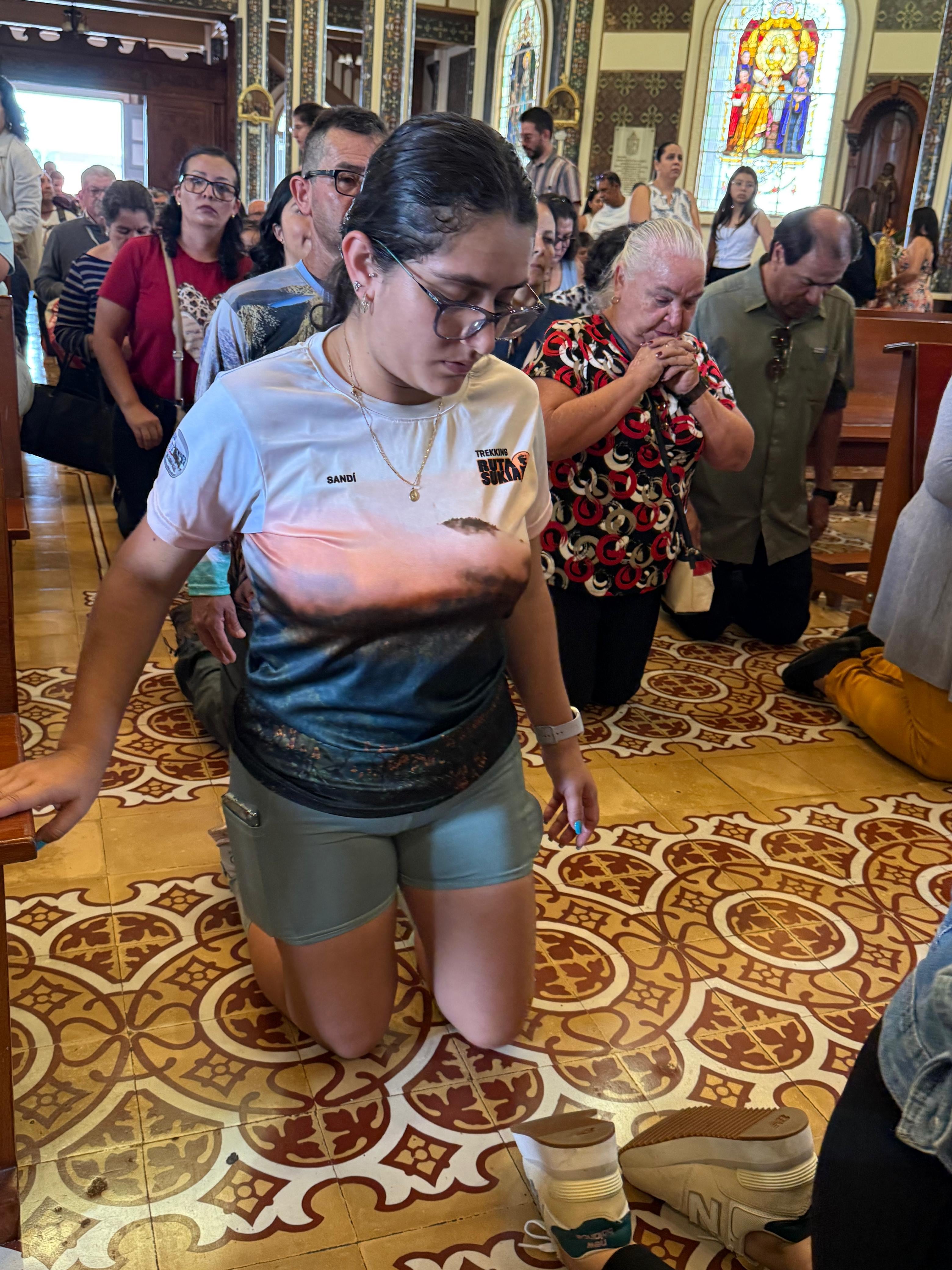 El domingo 20 de julio del 2025 los romeros comenzaron a llegarle a  la Negrita de Cartago. En la foto, Yariela Sandí ingresa hincada a la basílica después de peregrinar 35  kilómetros entre San Antonio de Escazú y Cartago; duró 7 horas.