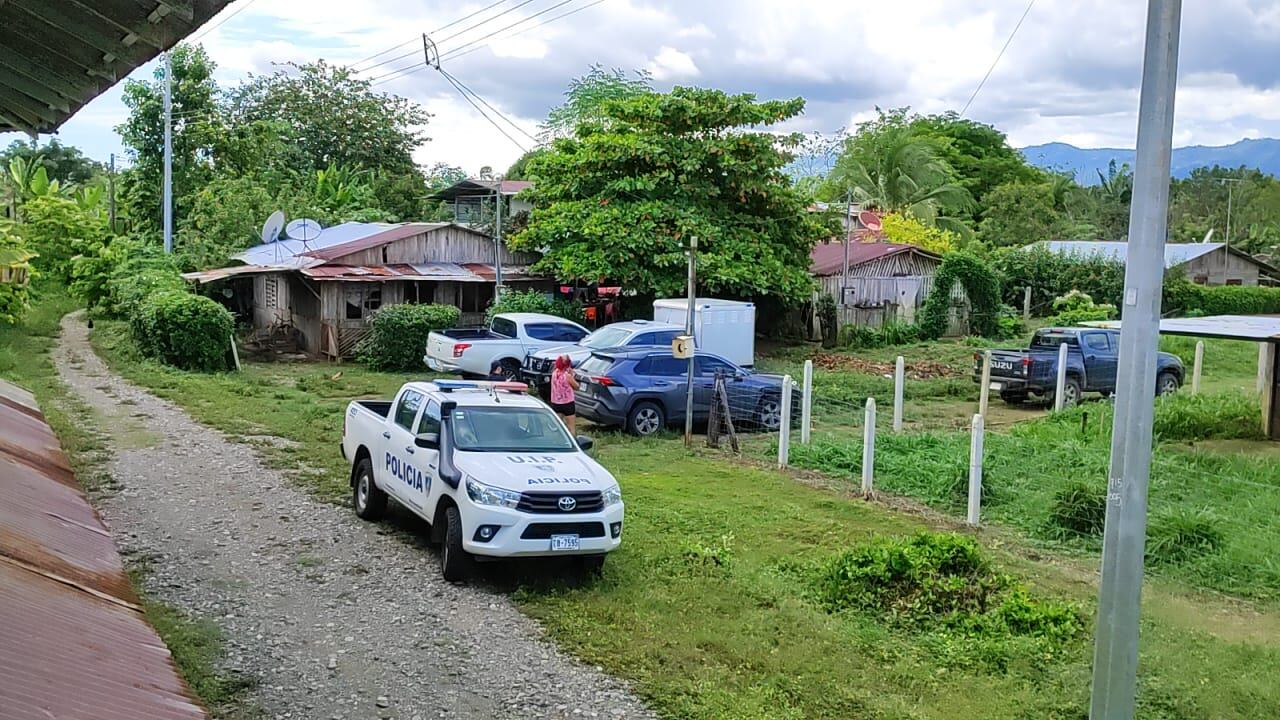 Allanamiento en finca 5 de Palmar Sur, Osa por la desaparición y muerte de Emilce Soto Jiménez. Foto: Osa Informativo