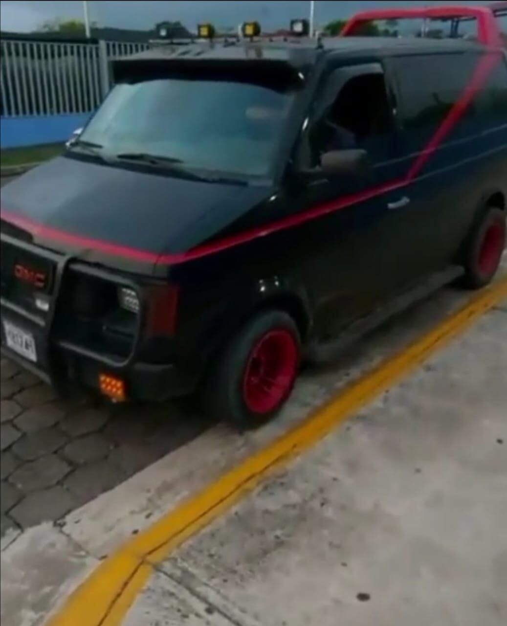 Wálter Bonilla tiene un clon de la camioneta de los Magníficos