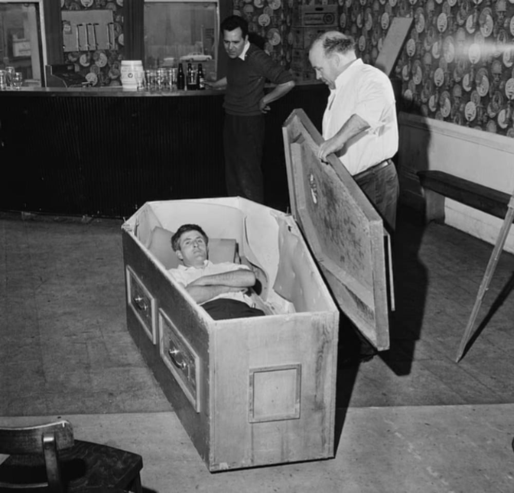 La ambición de un hombre común por romper un récord mundial lo llevó a vivir 61 días bajo tierra. La multitud no sabía que su esfuerzo extremo no sería recompensado.